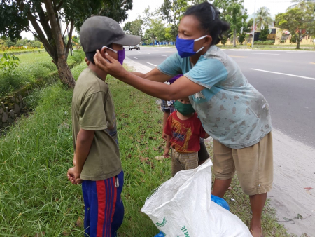 BANTU PASANG MASKER