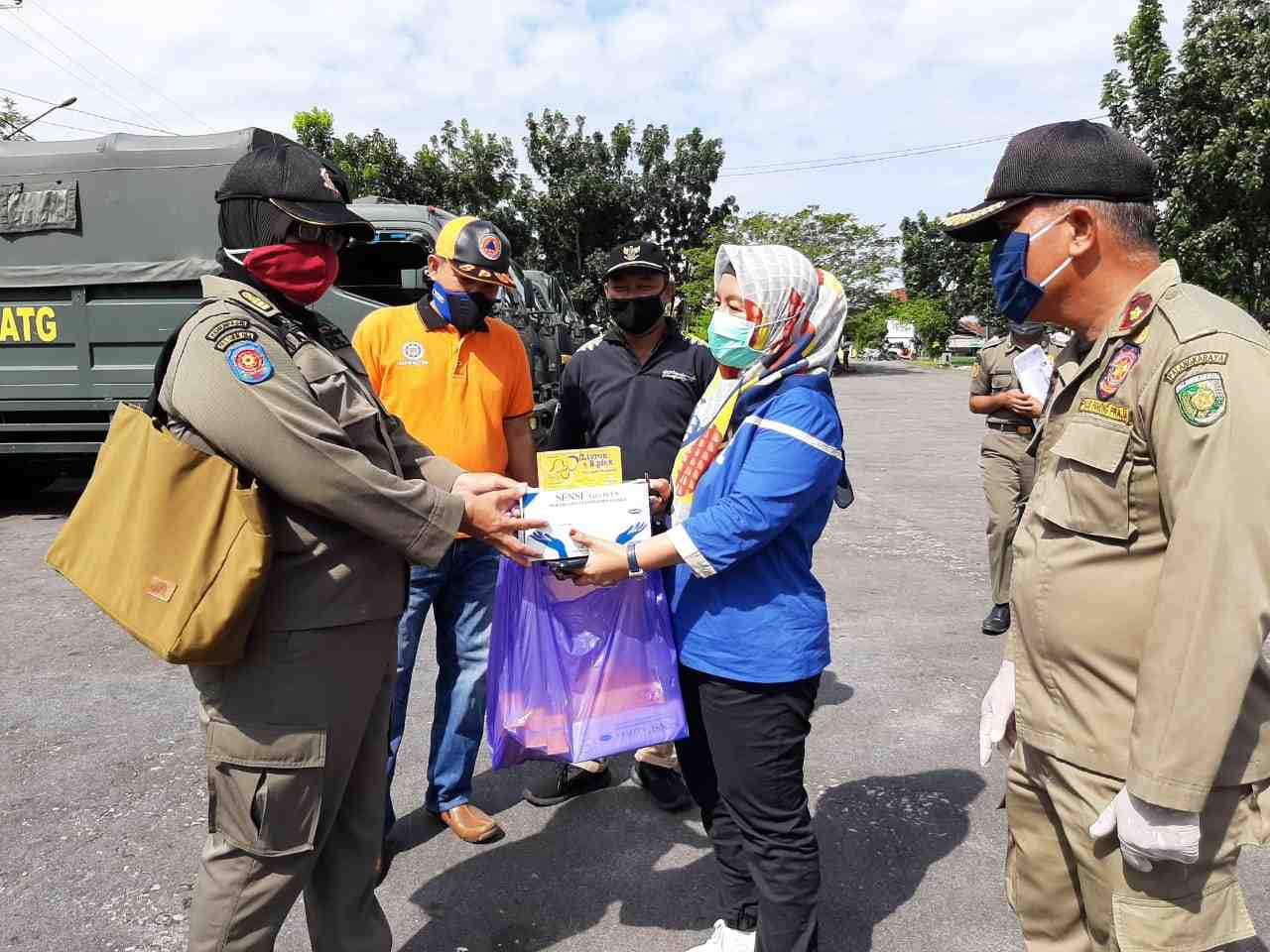 VITAMIN DAN SARUNG TANGAN UNTUK PETUGAS
