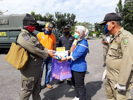 VITAMIN DAN SARUNG TANGAN UNTUK PETUGAS