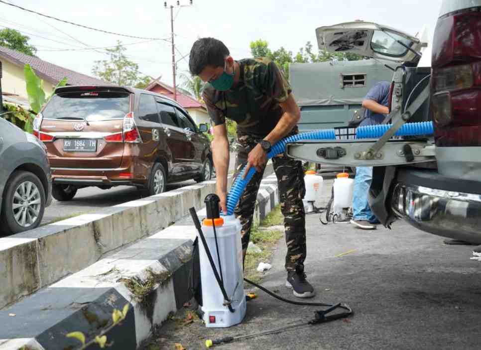 TUANGKAN CAIRAN DISINFEKTAN