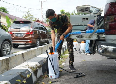 TUANGKAN CAIRAN DISINFEKTAN