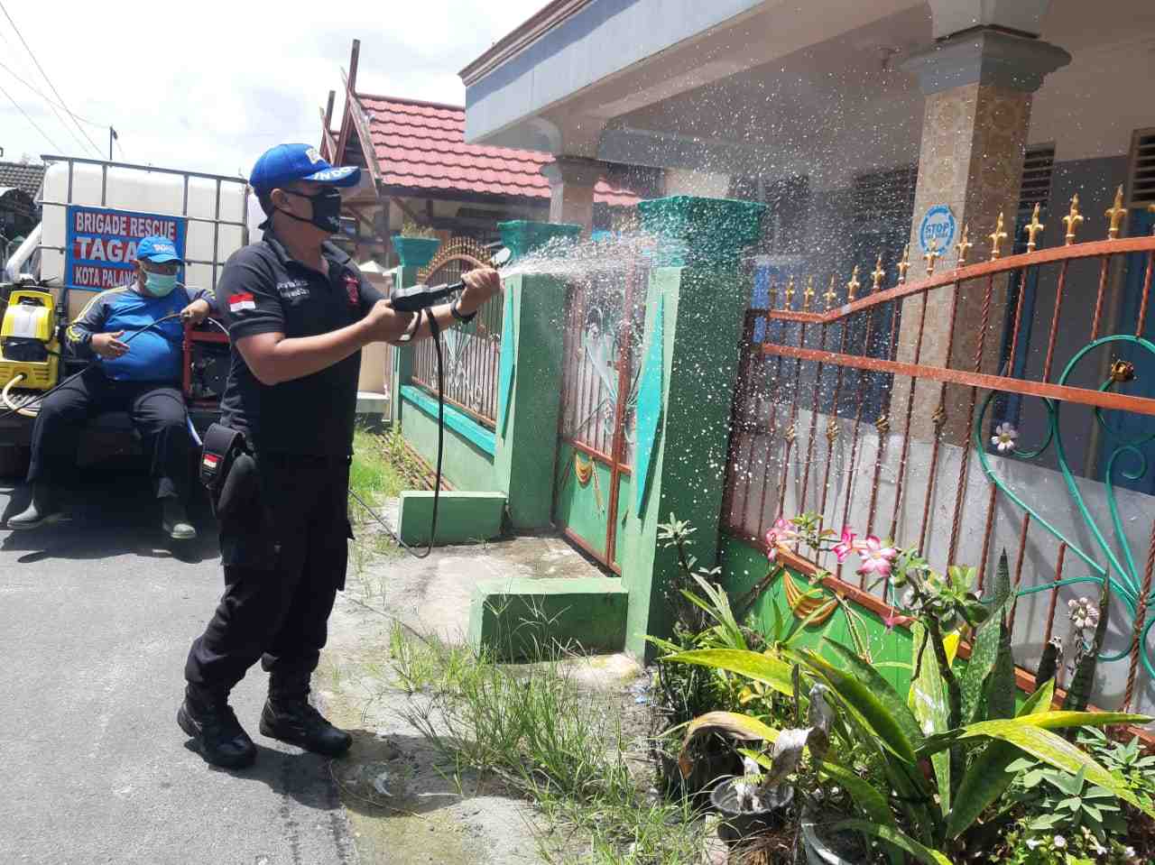 PENYEMPROTAN CAIRAN DISINFEKTAN