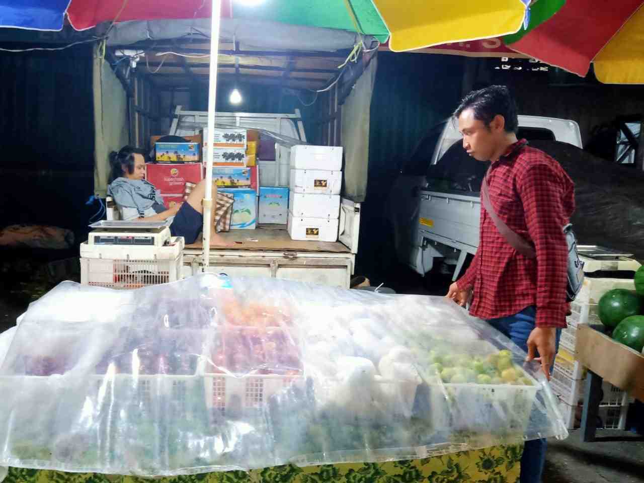 TUTUP BUAH DENGAN PLASTIK