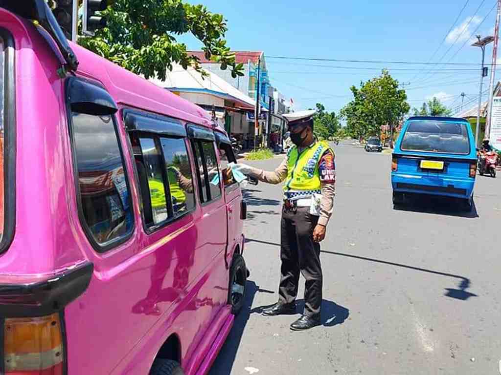POLISI BAGIKAN MASKER 