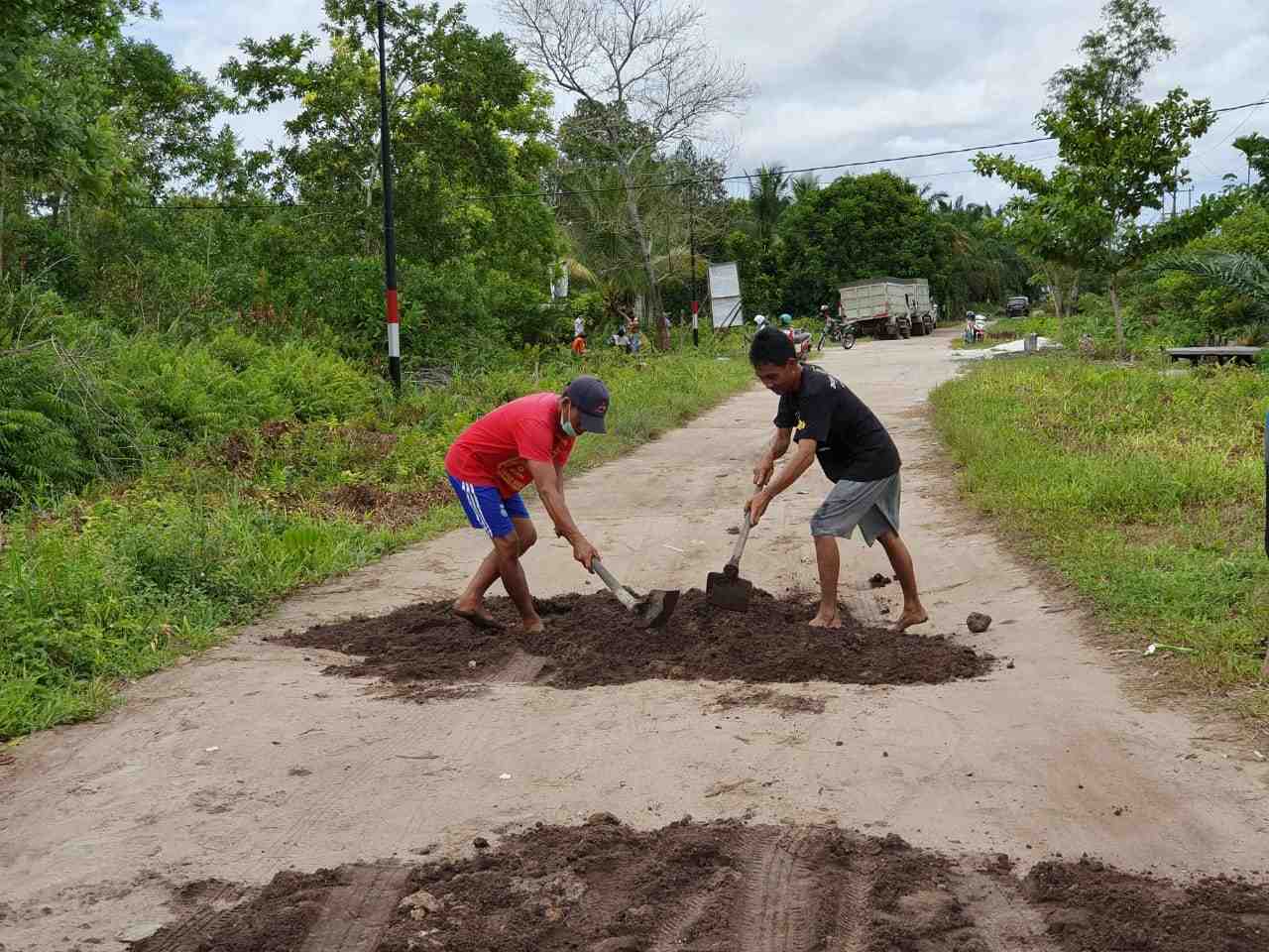  MENIMBUN JALAN BERLUBANG
