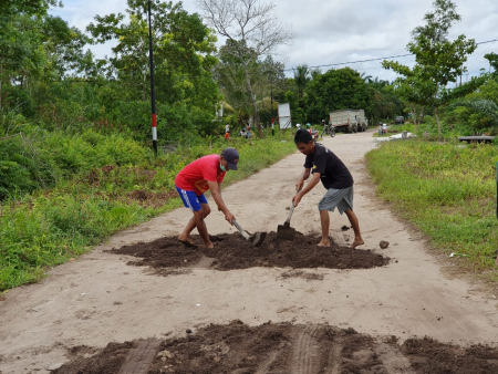  MENIMBUN JALAN BERLUBANG