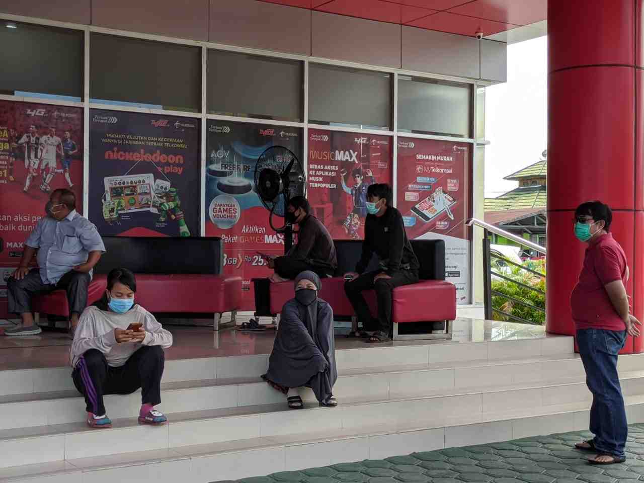 JAGA JARAK SAAT ANTRI