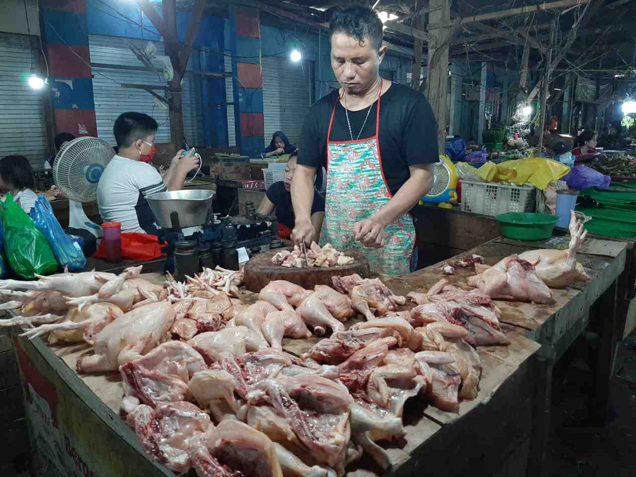 PENJUALAN AYAM MENURUN