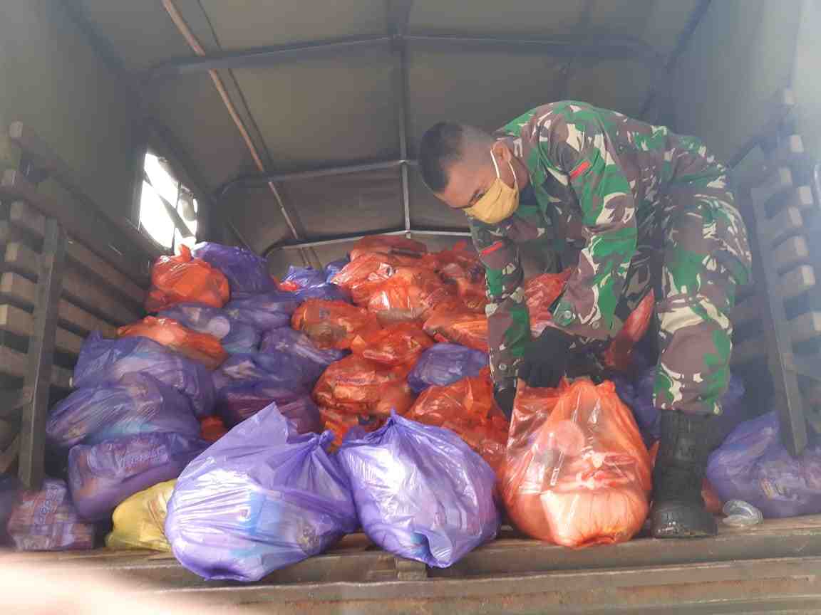 MENYIAPKAN SEMBAKO UNTUK WARGA
