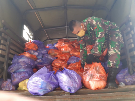 MENYIAPKAN SEMBAKO UNTUK WARGA