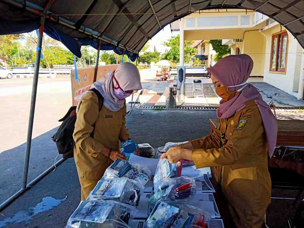 SIAPKAN MASKER UNTUK WARGA