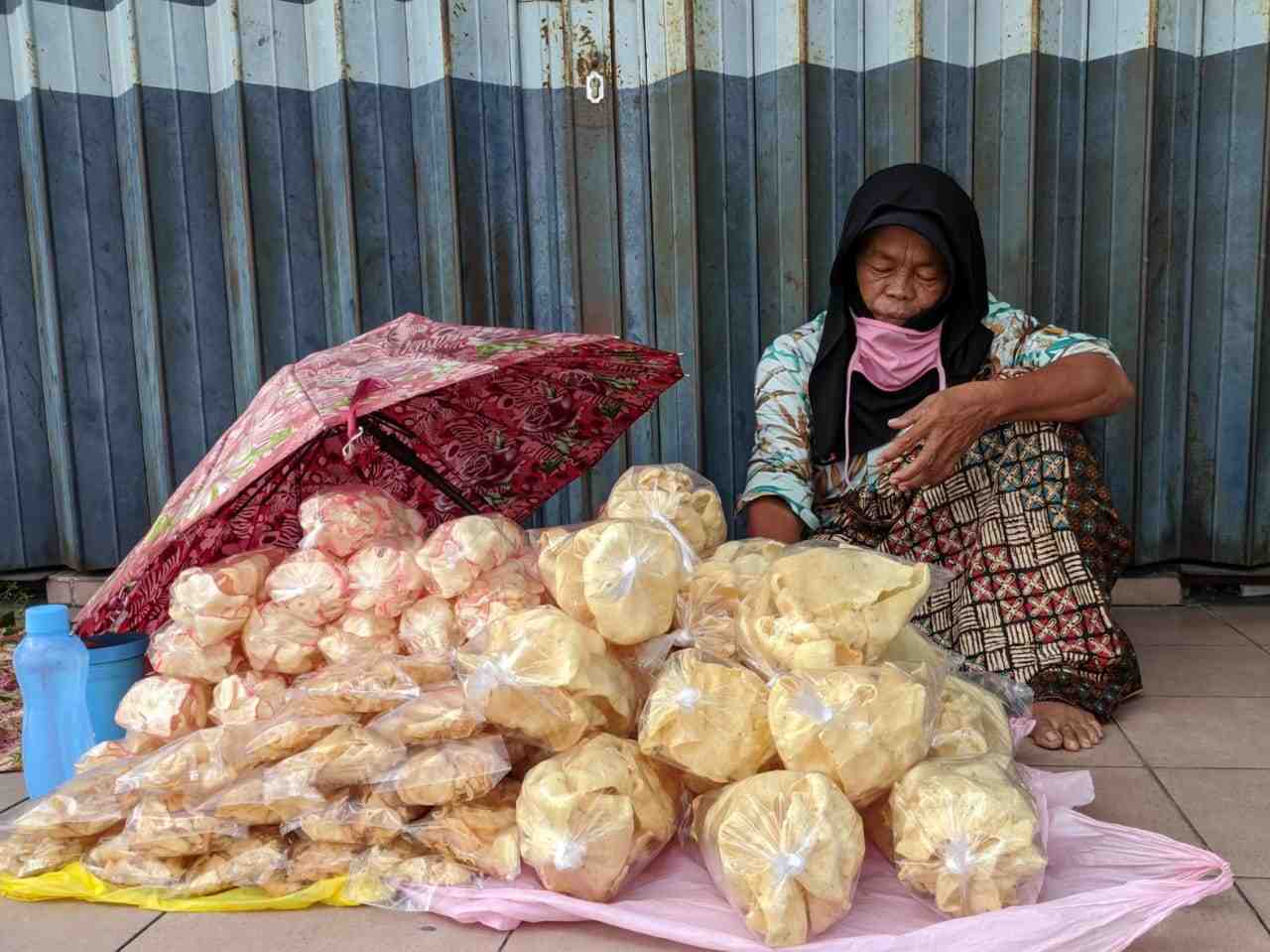 MENUNGGU PEMBELI