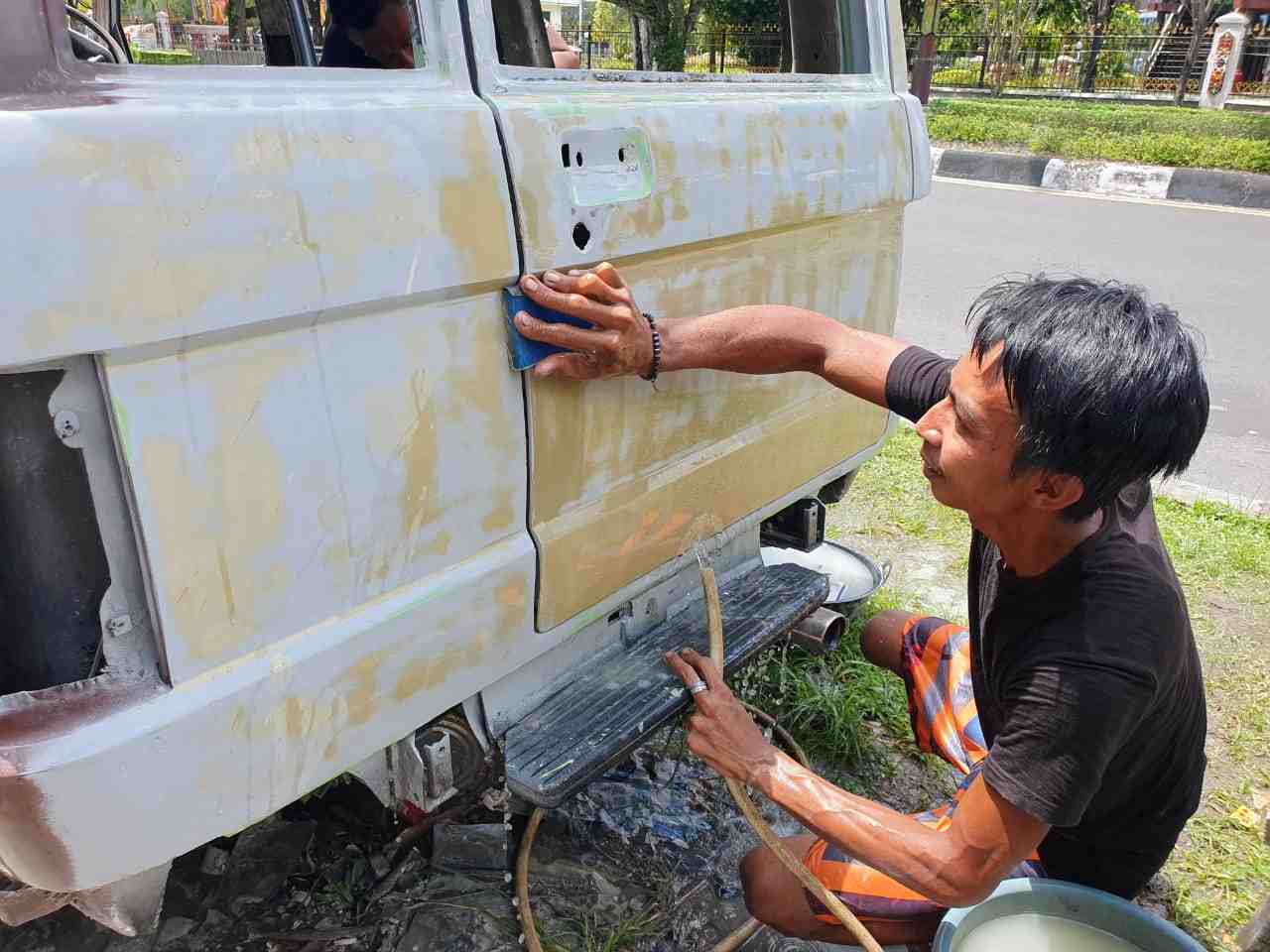 MENGAMPLAS BODI MOBIL