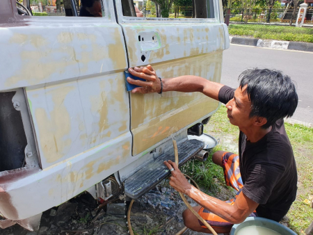 MENGAMPLAS BODI MOBIL