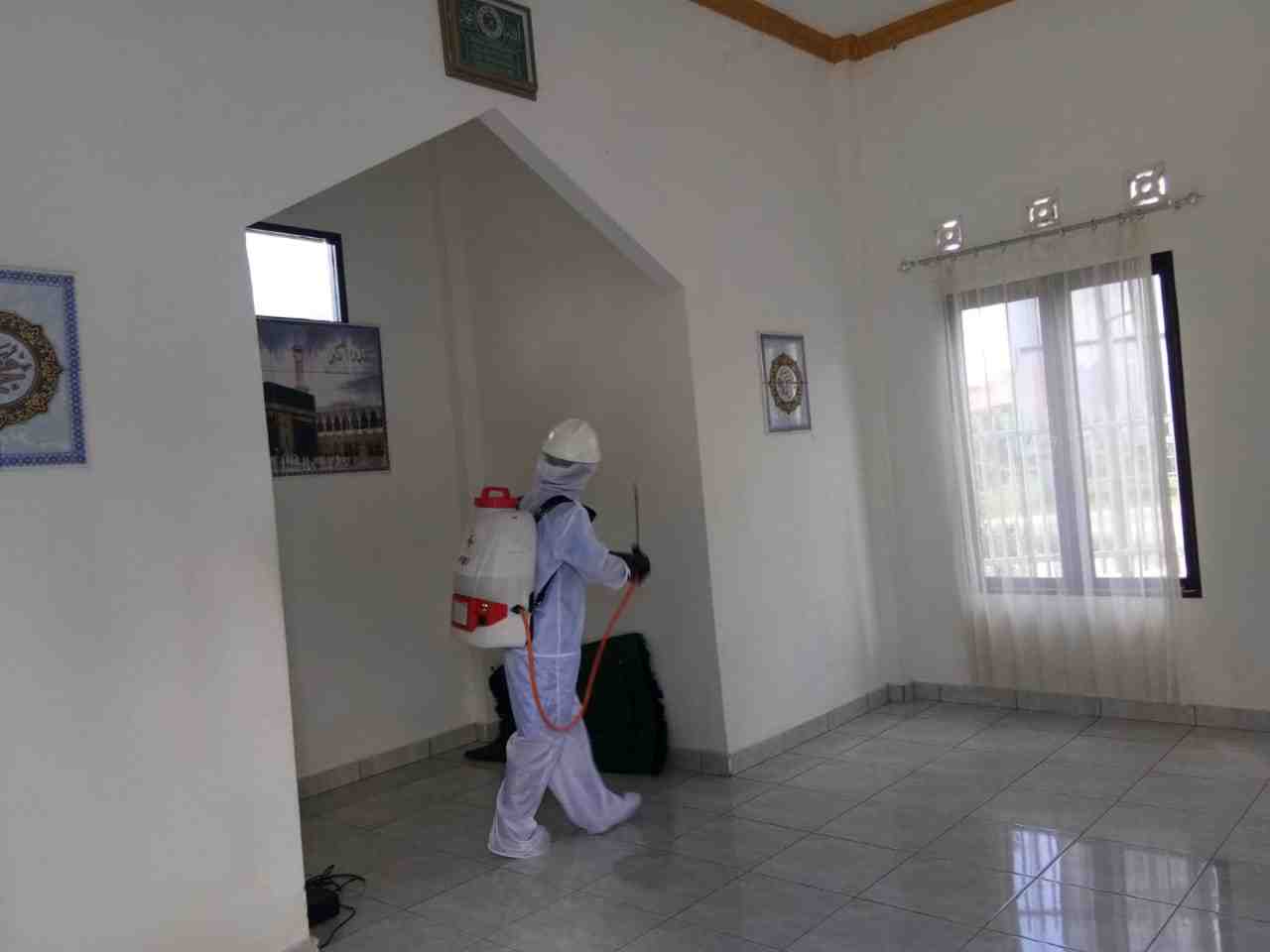 SEMPROT DISINFEKTAN DI MUSHOLLA