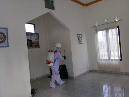 SEMPROT DISINFEKTAN DI MUSHOLLA