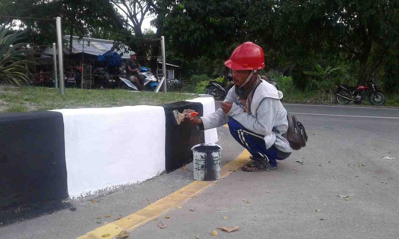 CAT ULANG TROTOAR