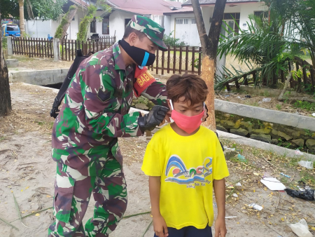 BANTU MEMAKAIKAN MASKER