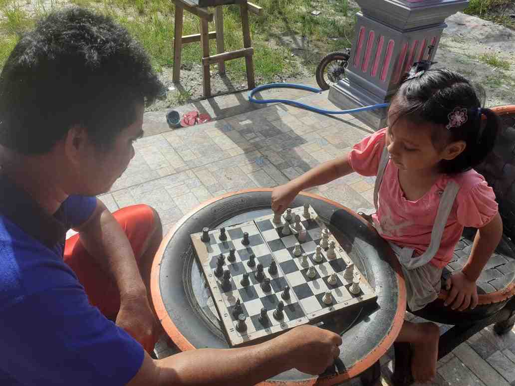 BERMAIN CATUR SAMBIL BERJEMUR