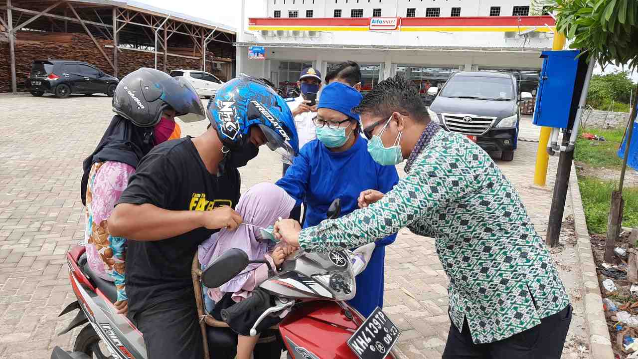 BANTU PASANG MASKER