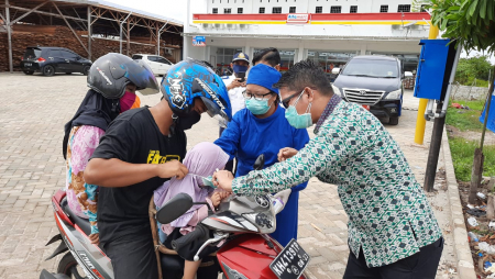 BANTU PASANG MASKER