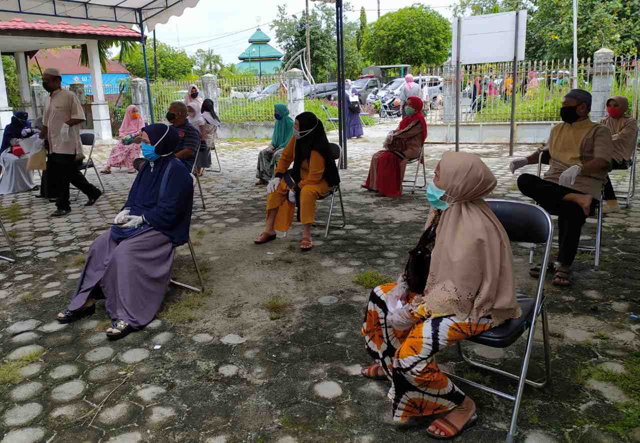 ANTRI VAKSINASI CALON JEMAAH HAJI