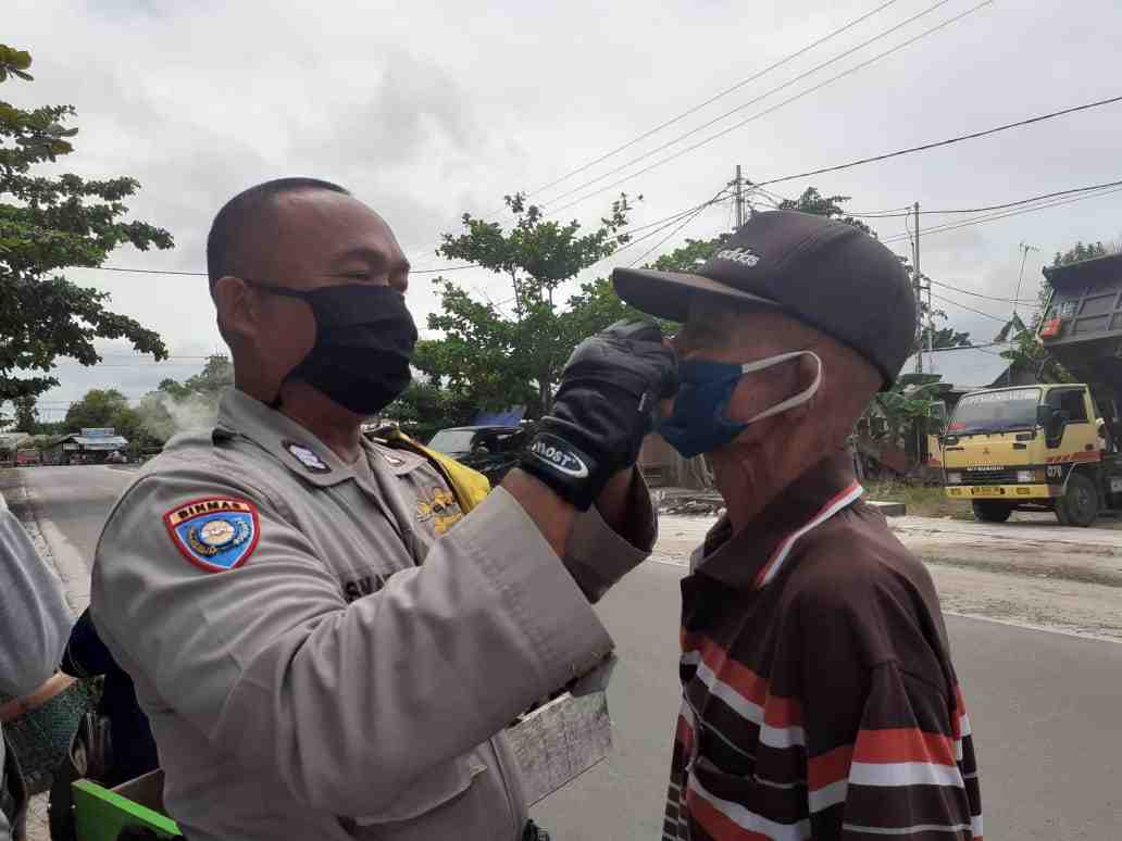 MEMASANG MASKER UNTUK LANSIA