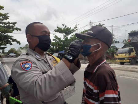 MEMASANG MASKER UNTUK LANSIA