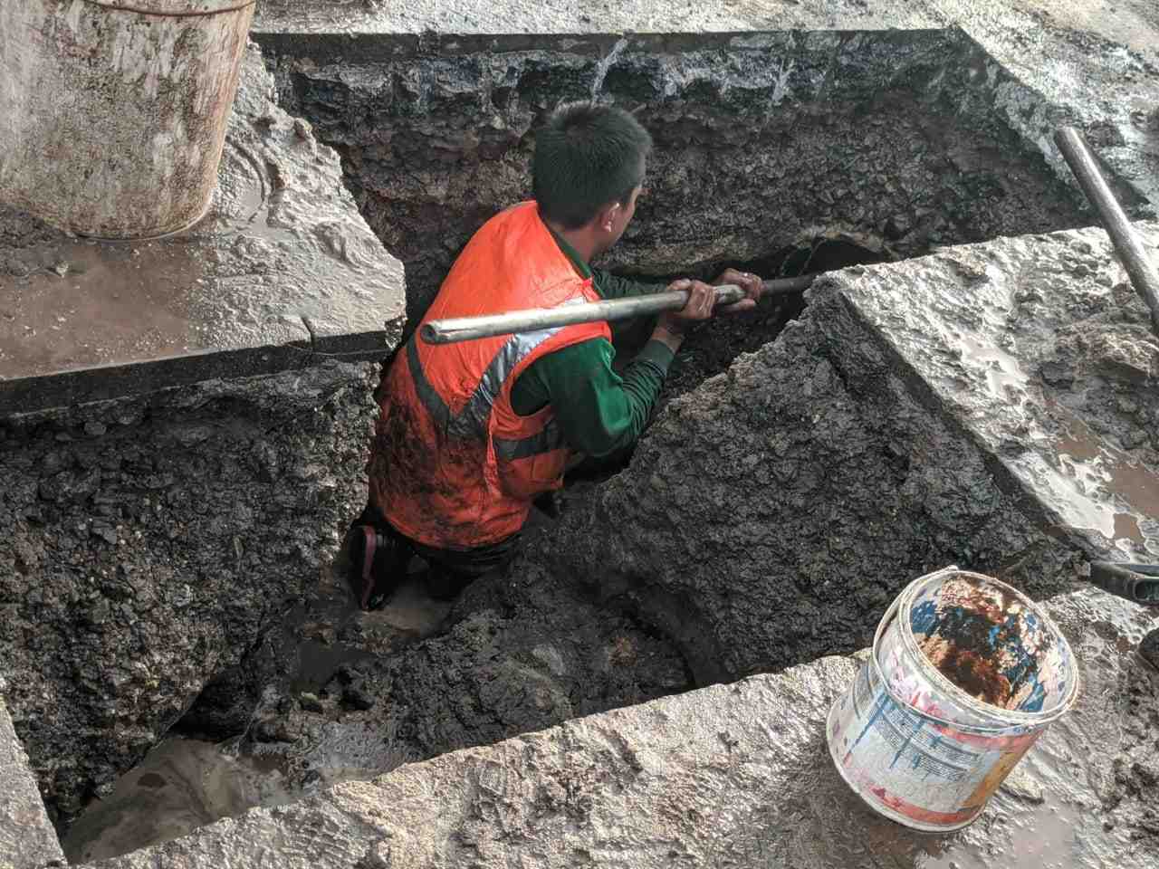 PERBAIKI PIPA SALURAN AIR