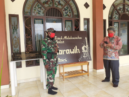 MENIADAKAN SALAT TARAWIH di MASJID