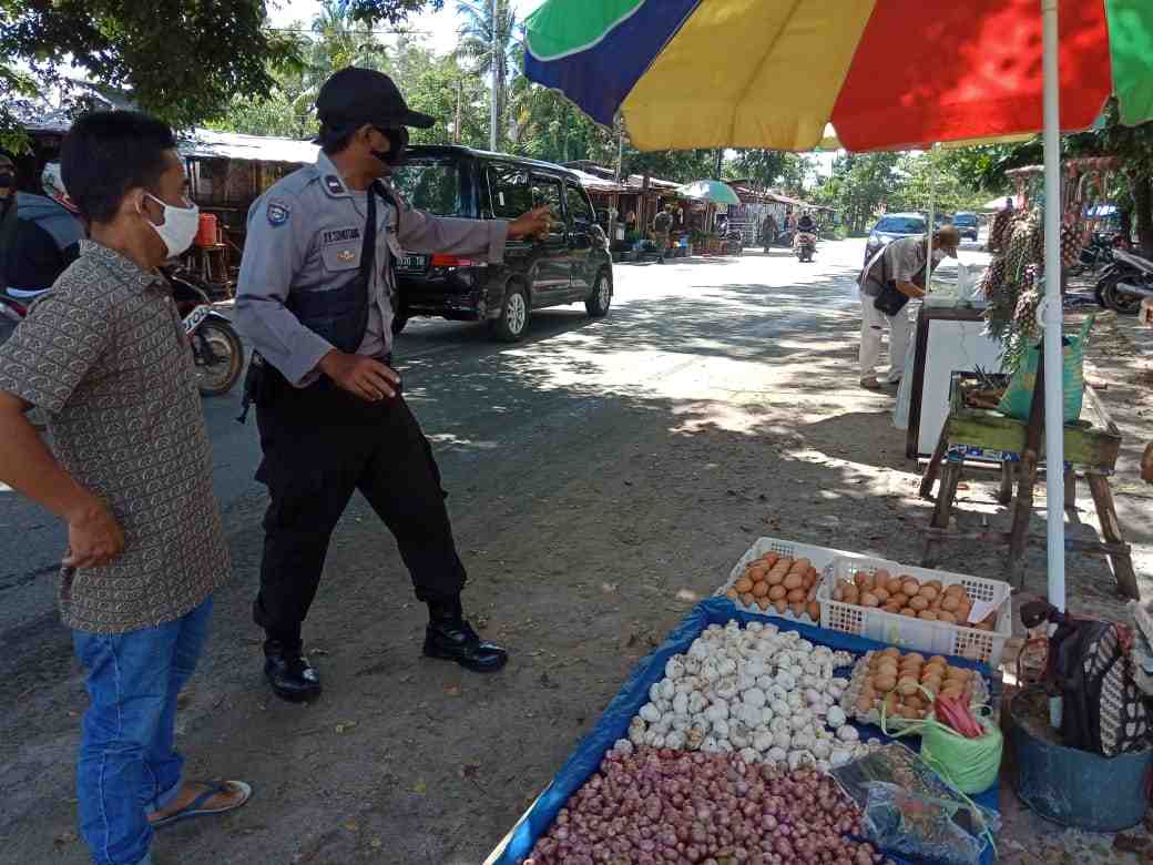 TEGUR PEDAGANG MUNDURKAN LAPAK