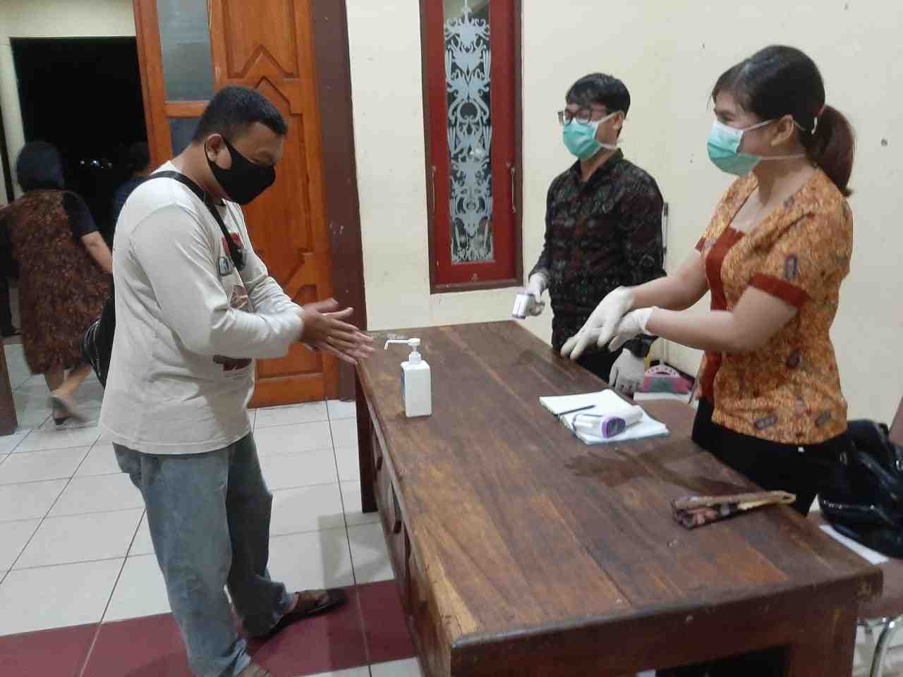 EDUKASI GUNAKAN HAND SANITIZER