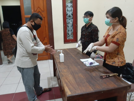 EDUKASI GUNAKAN HAND SANITIZER