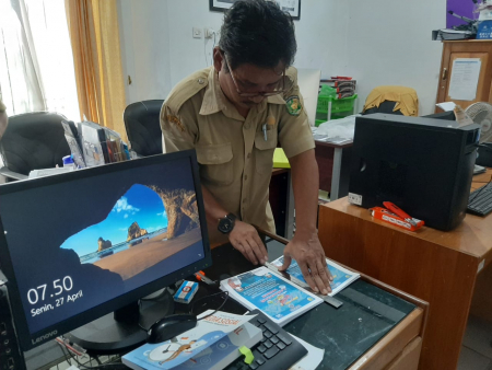 BUAT PAMFLET  SOSIALISASI PENANGANAN COVID-19