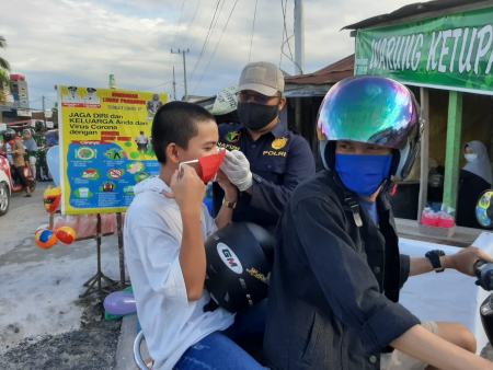 BANTU PASANG MASKER
