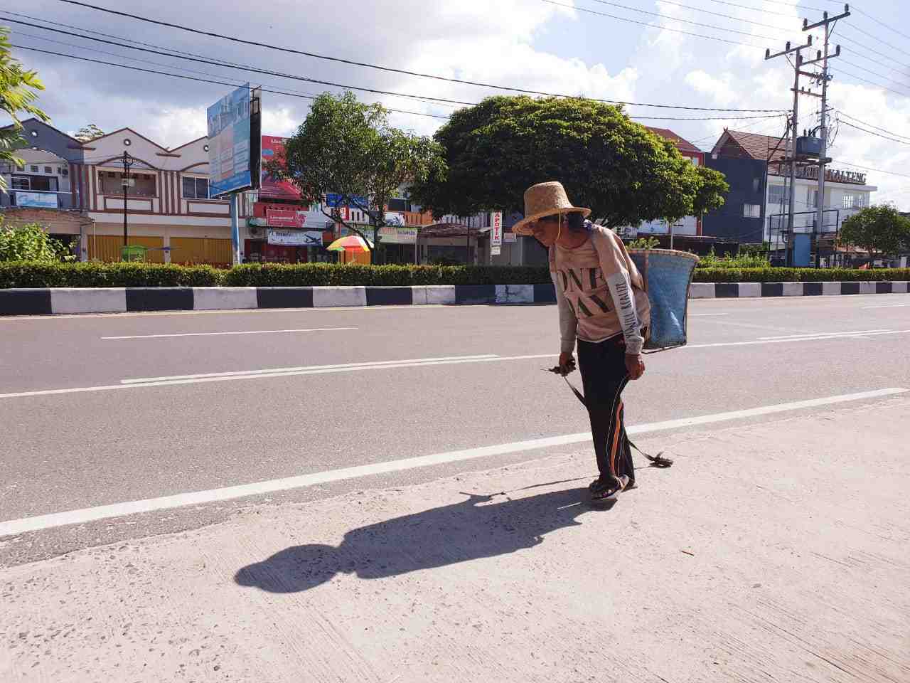 MENCARI PAKU dan POTONGAN BESI
