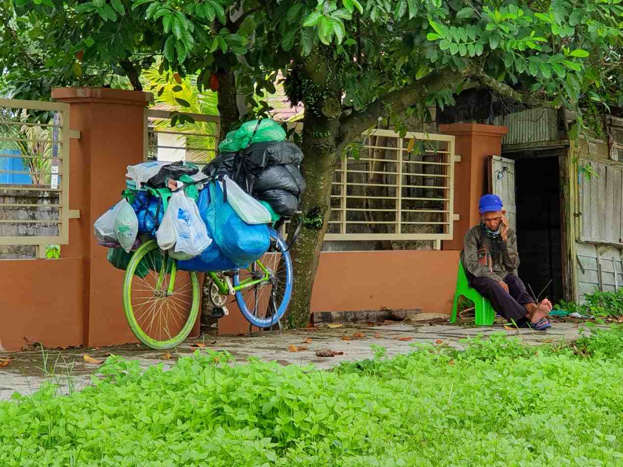 BERJUALAN KANTONG PLASTIK