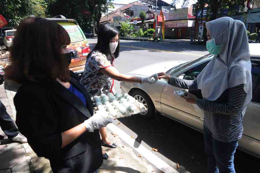 BERBAGI TELUR PASKAH