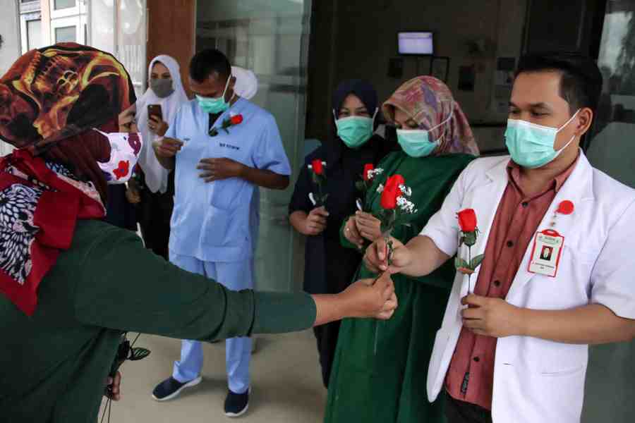 BUNGA MAWAR UNTUK TENAGA MEDIS COVID-19