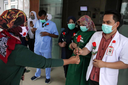 BUNGA MAWAR UNTUK TENAGA MEDIS COVID-19