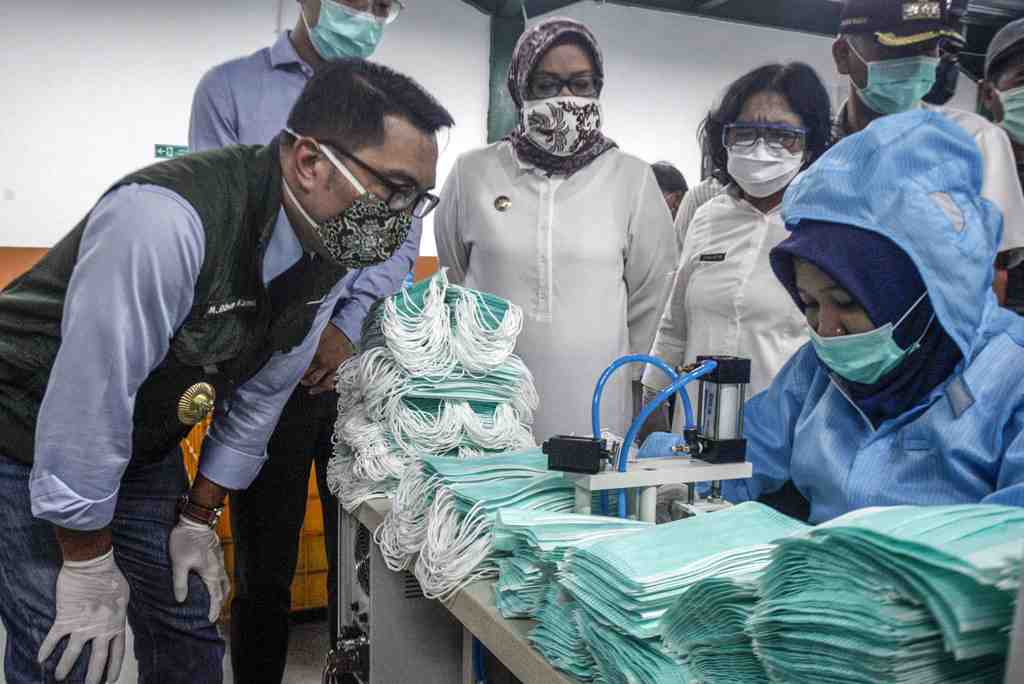 GUBERNUR JABAR KUNJUNGI PABRIK PEMBUAT MASKER 