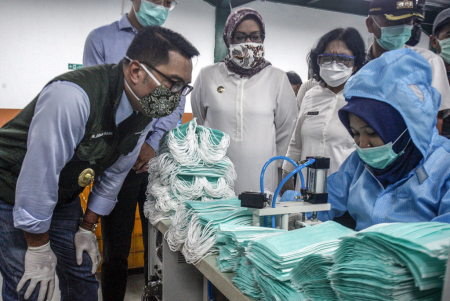 GUBERNUR JABAR KUNJUNGI PABRIK PEMBUAT MASKER 