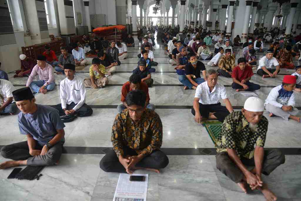 MASJID RAYA TERAPKAN PHYSICAL DISTANCING SALAT JUMAT
