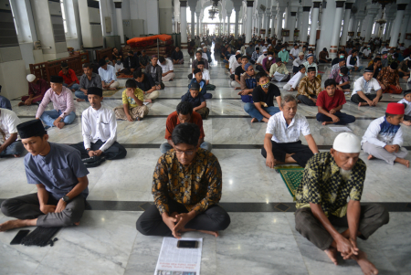 MASJID RAYA TERAPKAN PHYSICAL DISTANCING SALAT JUMAT