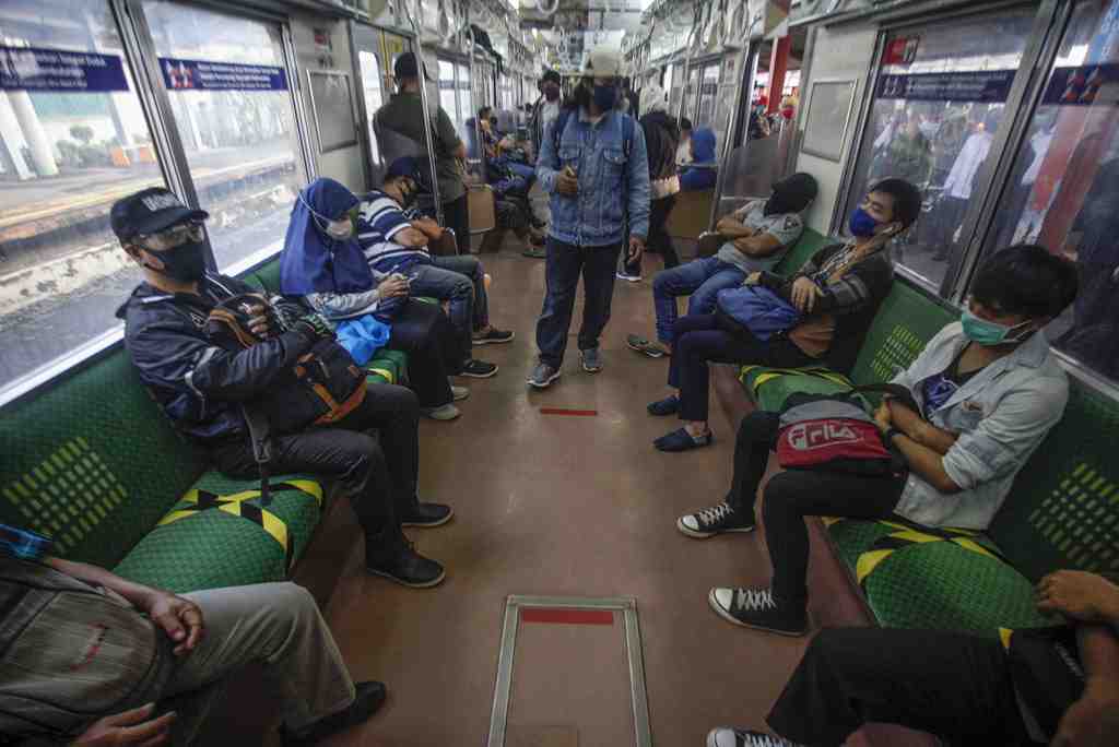 PENGGUNA ANGKUTAN UMUM DI JABODETABEK TURUN