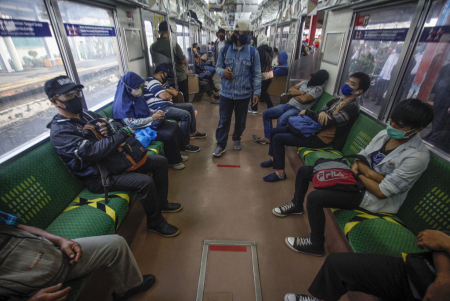 PENGGUNA ANGKUTAN UMUM DI JABODETABEK TURUN