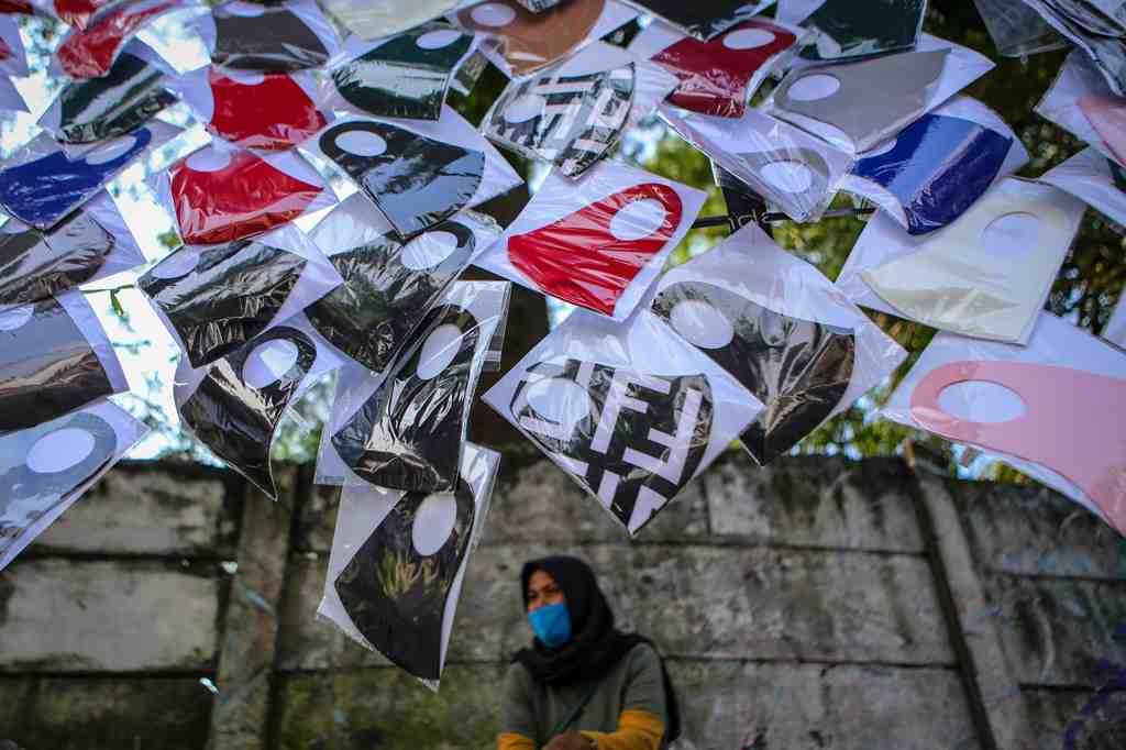 PENJUALAN MASKER MENINGKAT JELANG PSBB