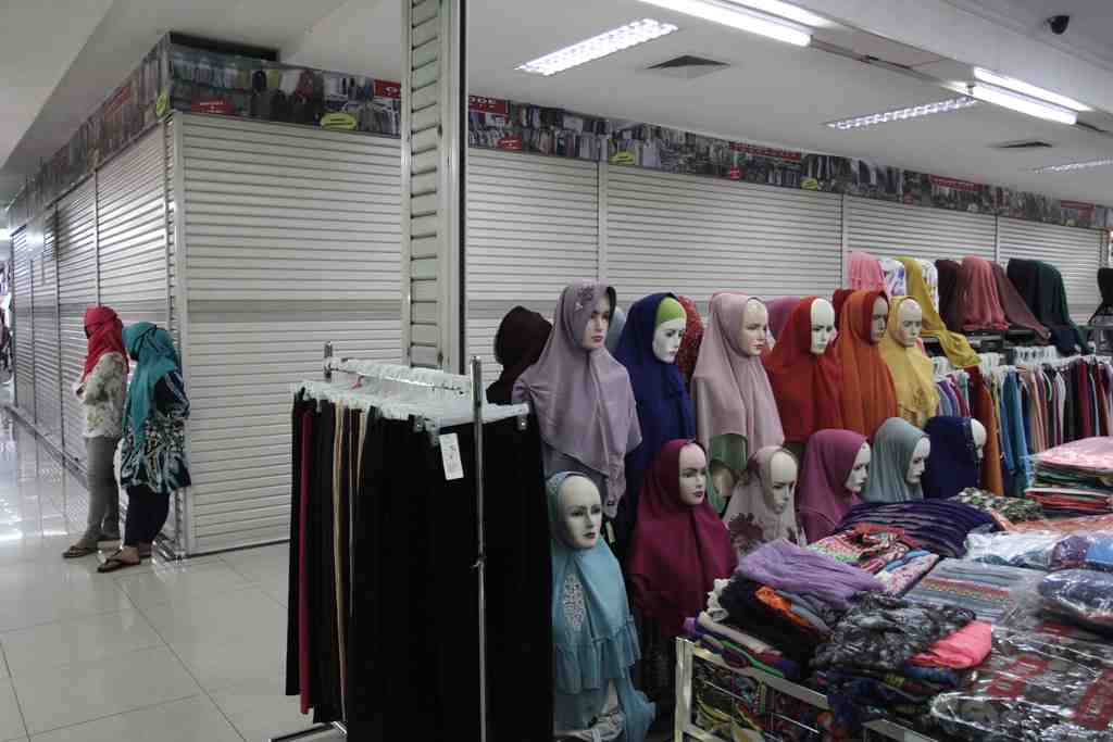PENJUALAN BUSANA MUSLIM DI PASAR BERINGHARJO