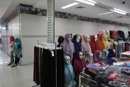 PENJUALAN BUSANA MUSLIM DI PASAR BERINGHARJO