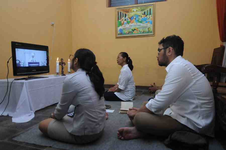 PERAYAAN KAMIS PUTIH DI RUMAH